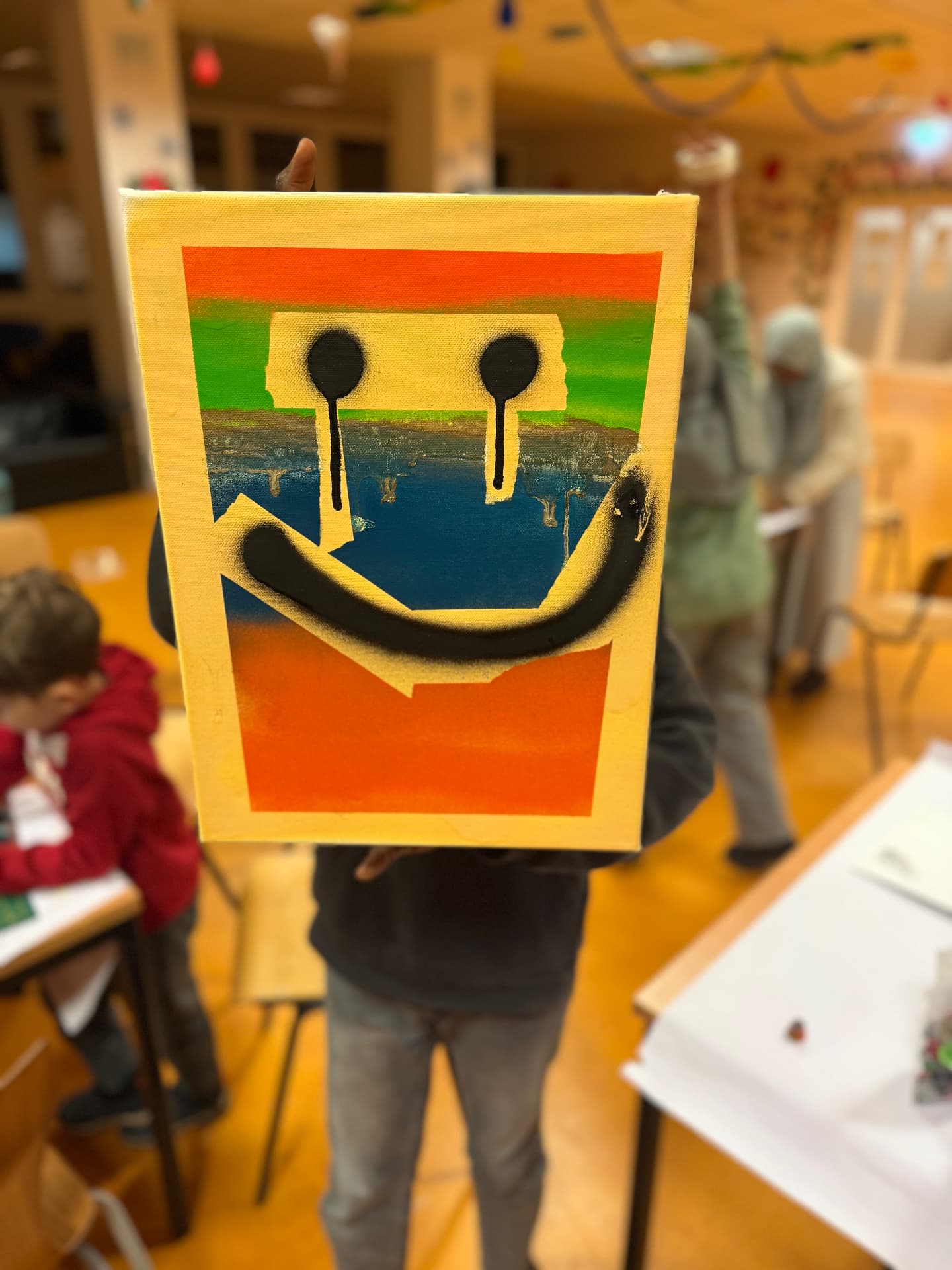 Fertige Leinwand mit gesprühtem Smiley-Motiv
