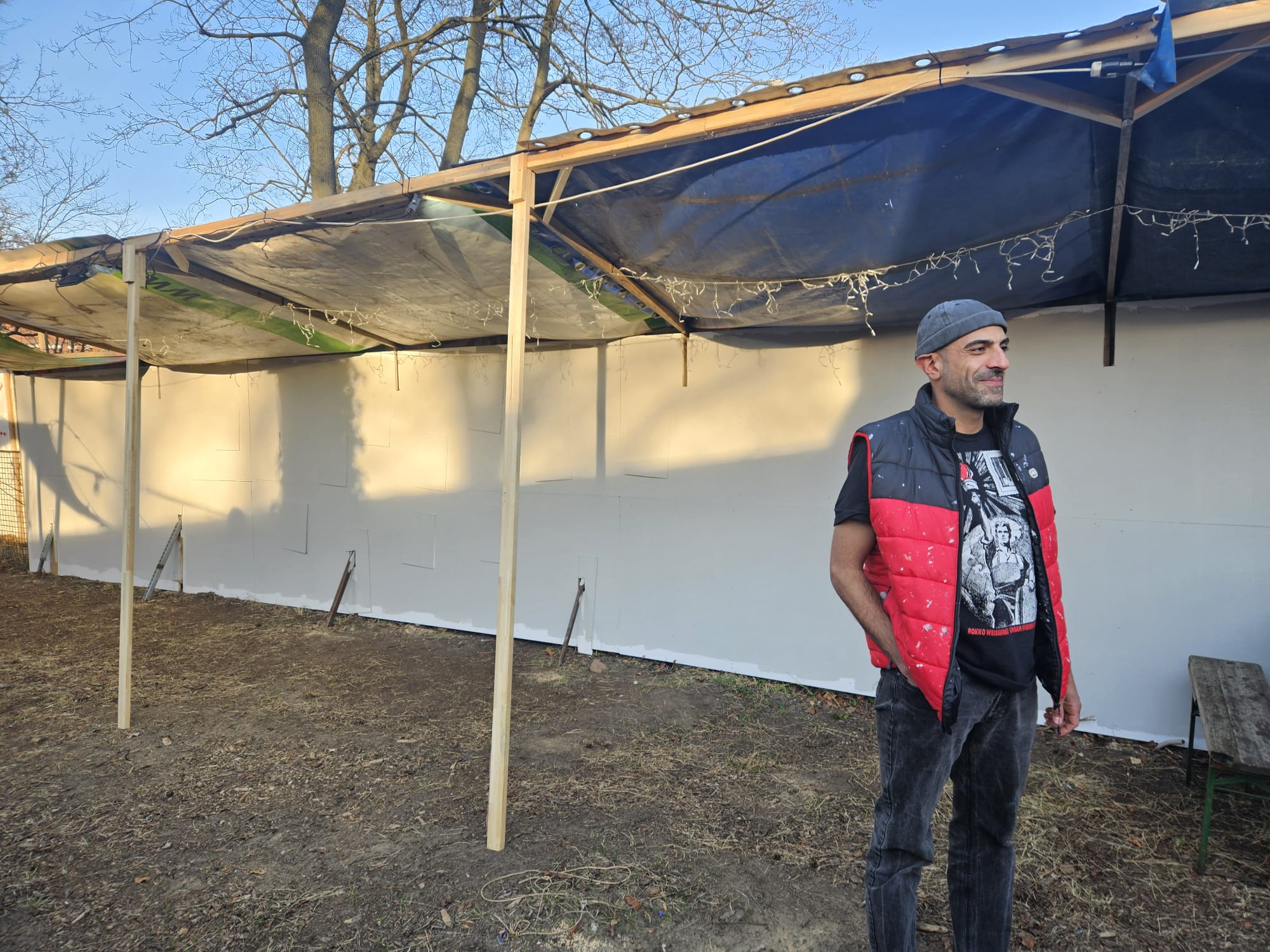 Baris vor einer vorbereiteten weißen Wand – Beginn eines neuen Graffiti-Projekts