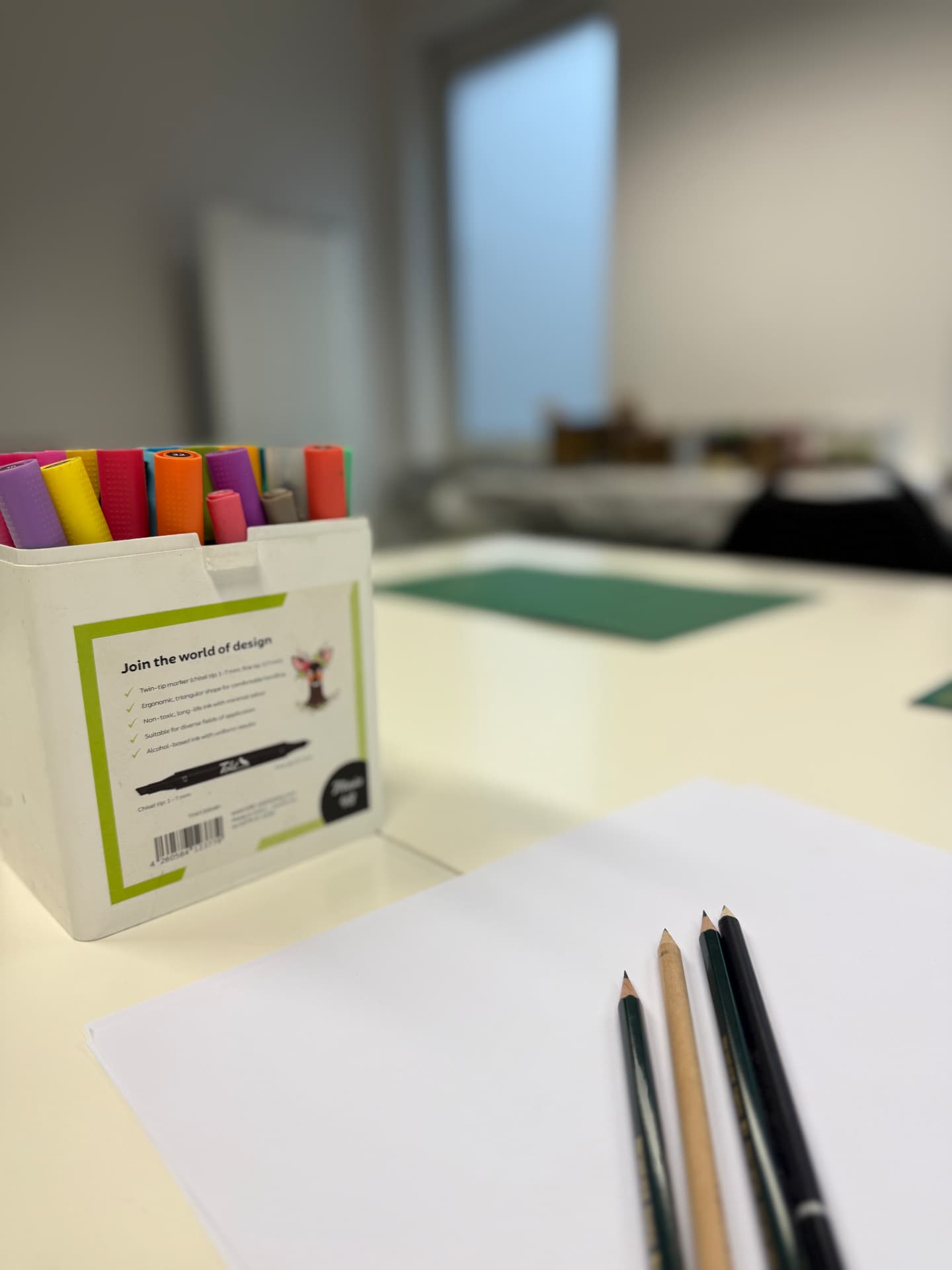 Marker und Stifte auf einem vorbereiteten Arbeitsplatz
