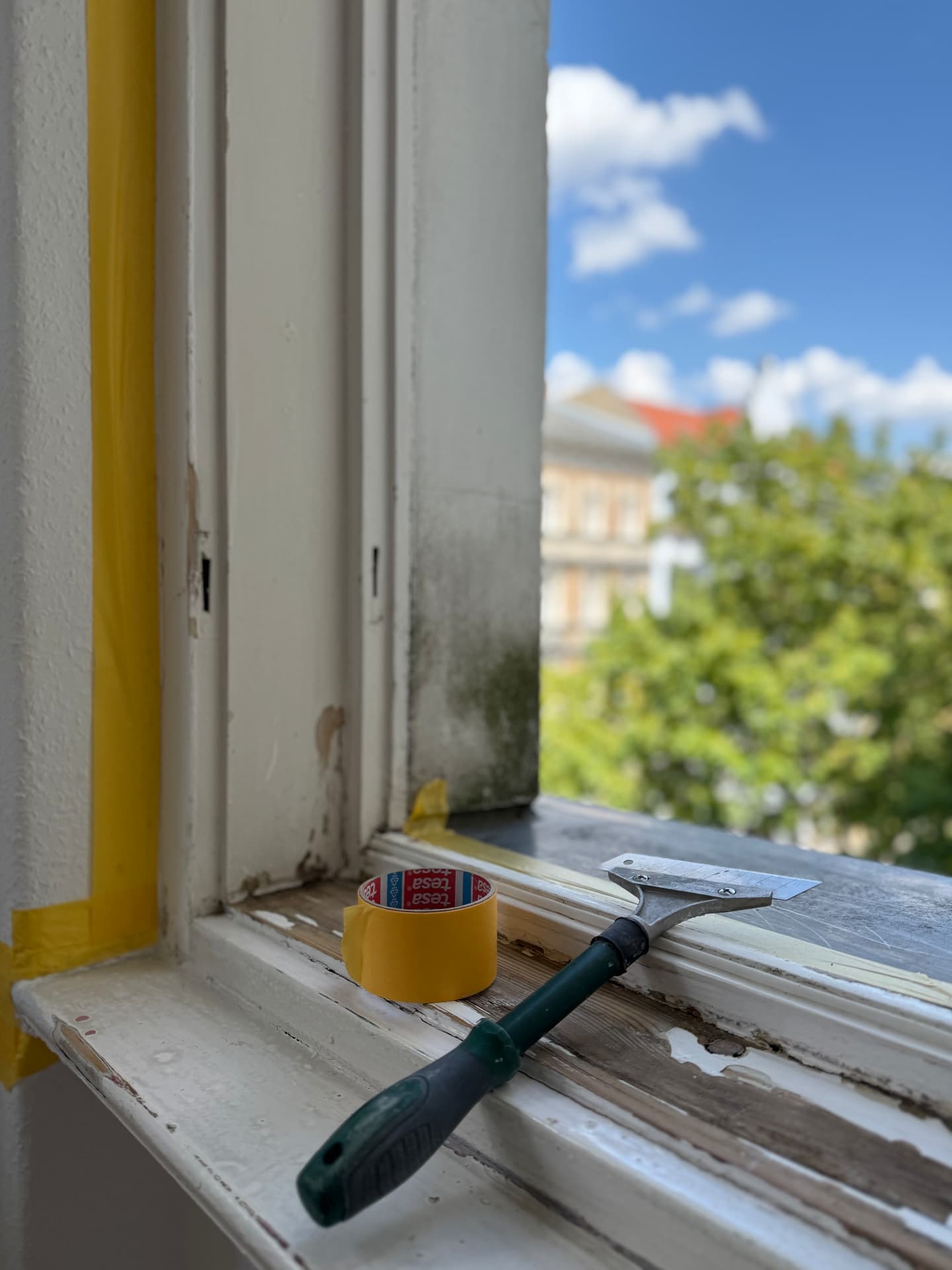 Detailaufnahme bei Renovierungsarbeiten an einem Fenster