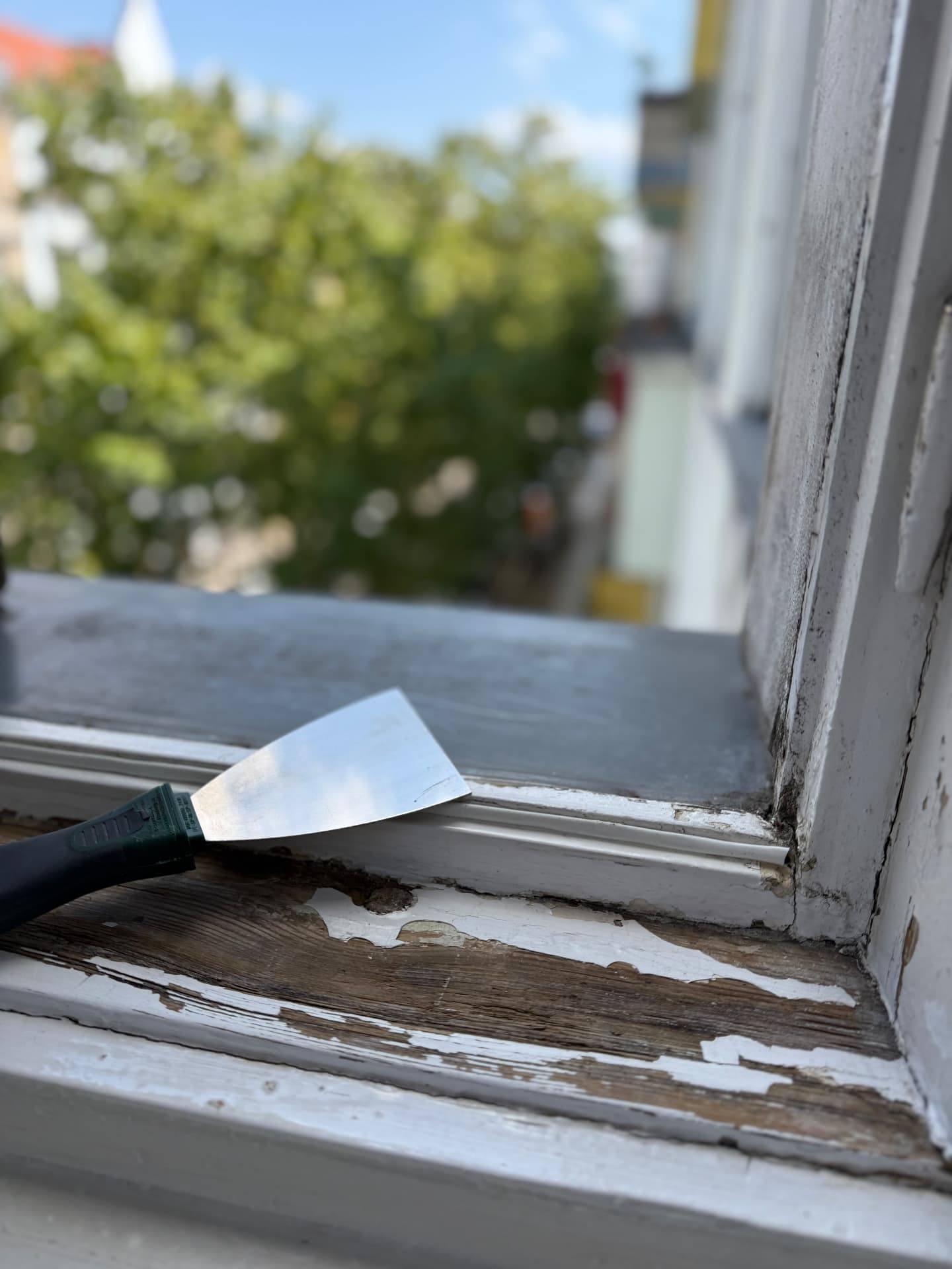 Spachtelarbeiten an einem Fensterbrett