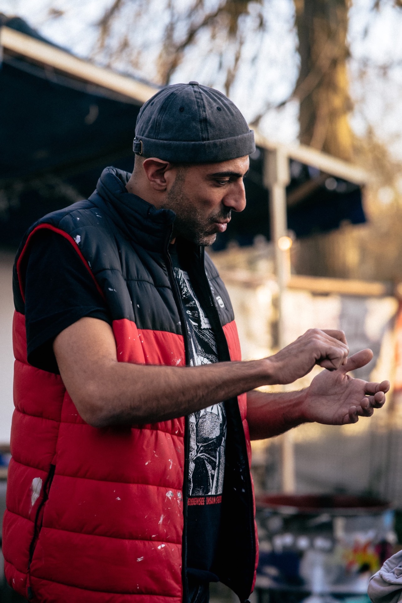 Baris erklärt mit den Händen – Kommunikation und Persönlichkeit