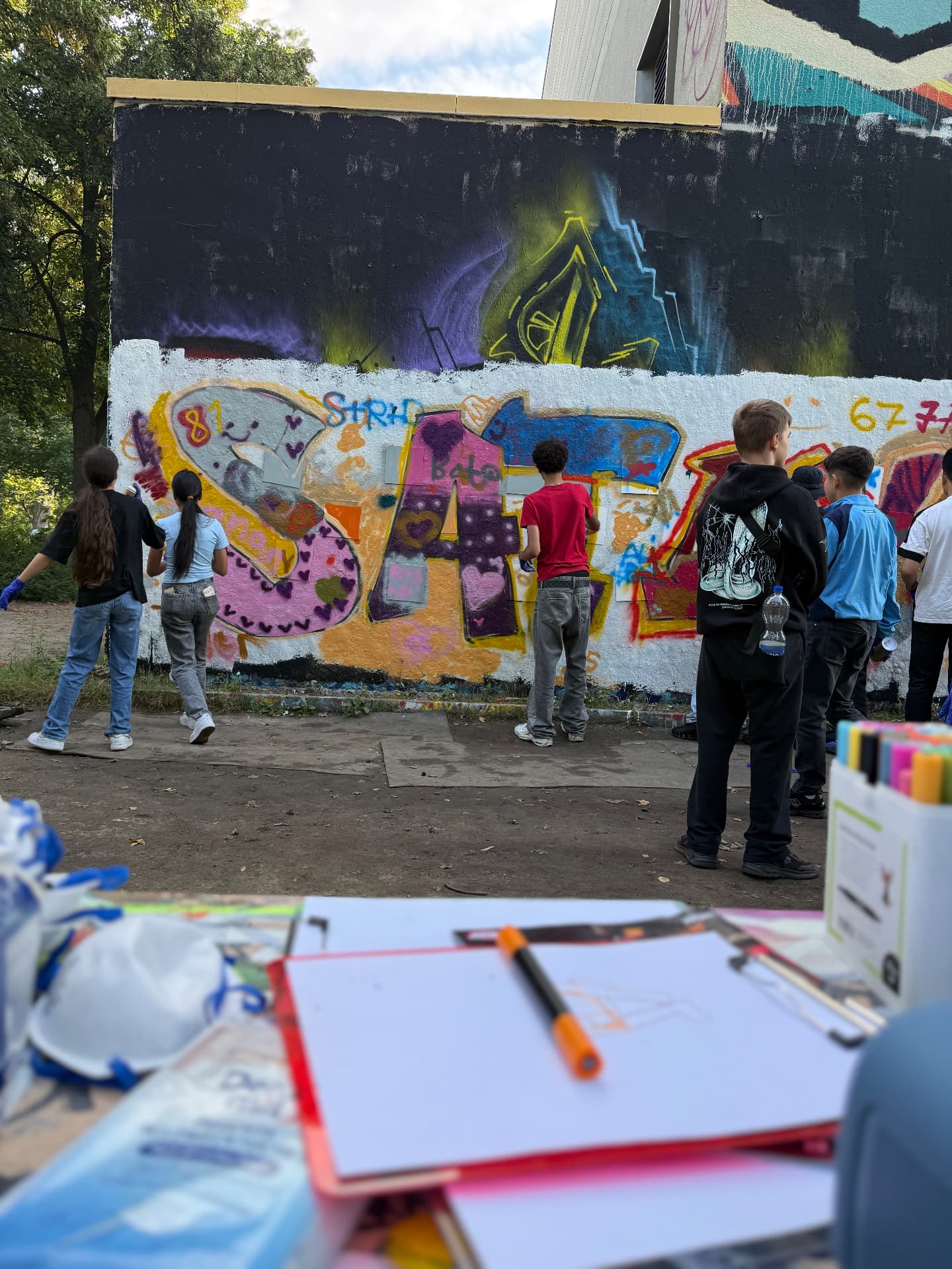 Fertig gestaltete Wand mit den Arbeiten der Teilnehmenden