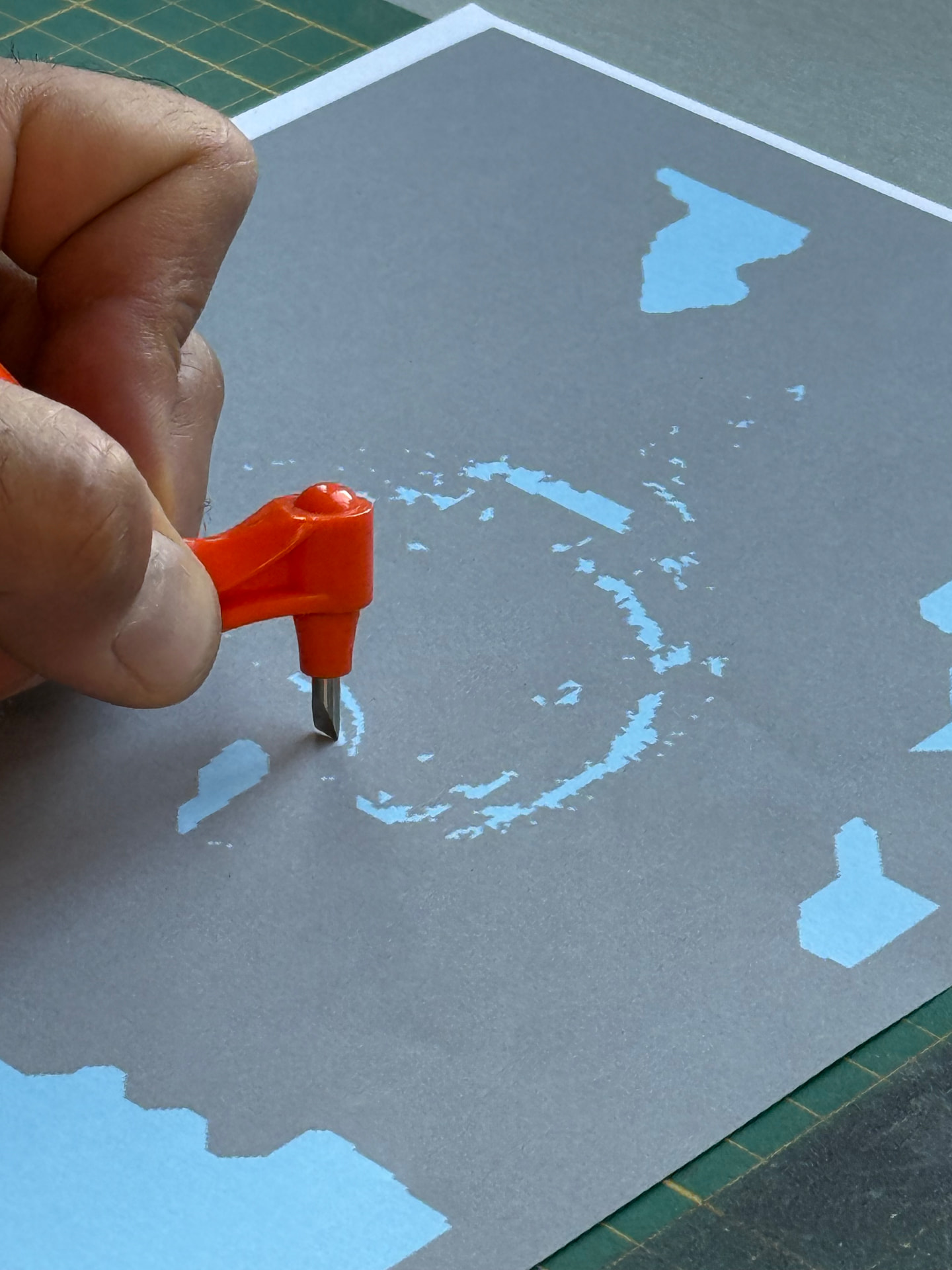 Hand schneidet eine Stencil-Schablone für ein Urban-Art-Motiv
