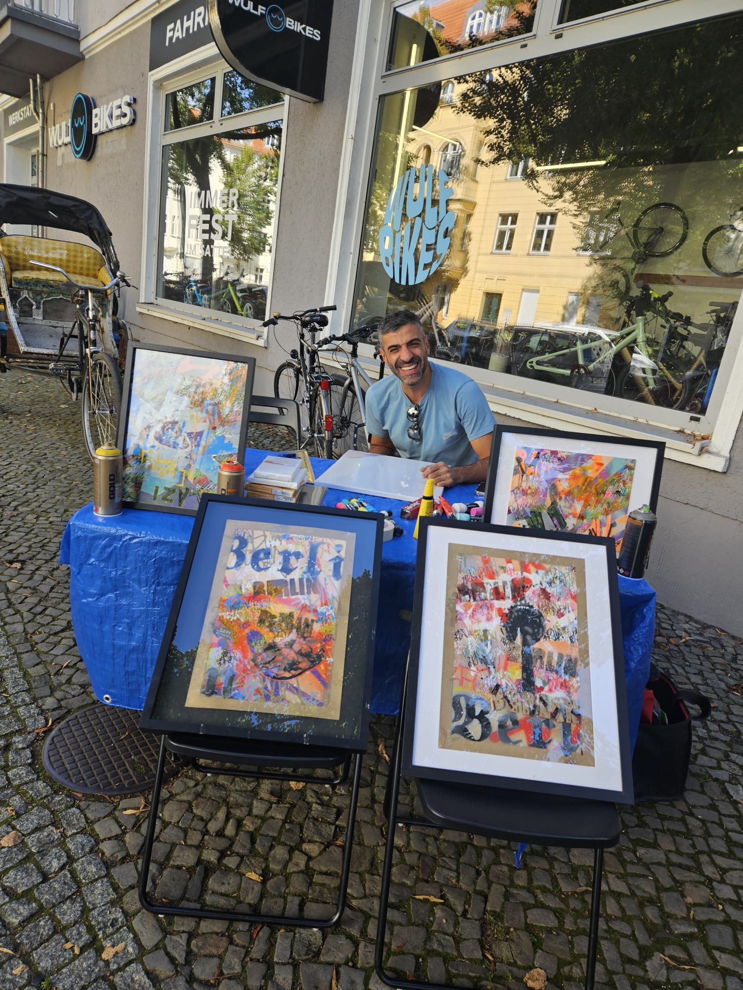 Baris mit seinen Kunstwerken auf dem Flohmarkt in Berlin
