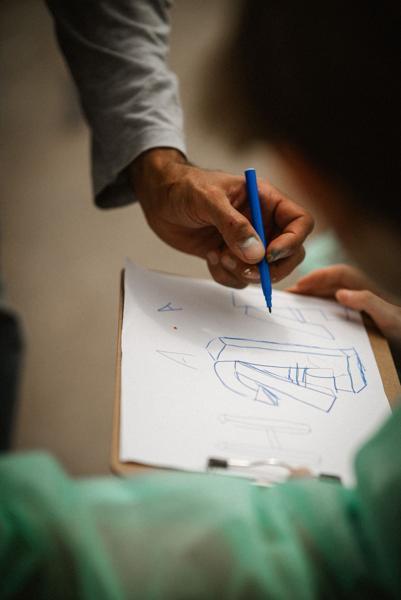 Anleitung beim Zeichnen eines Graffiti-Schriftzugs auf Papier