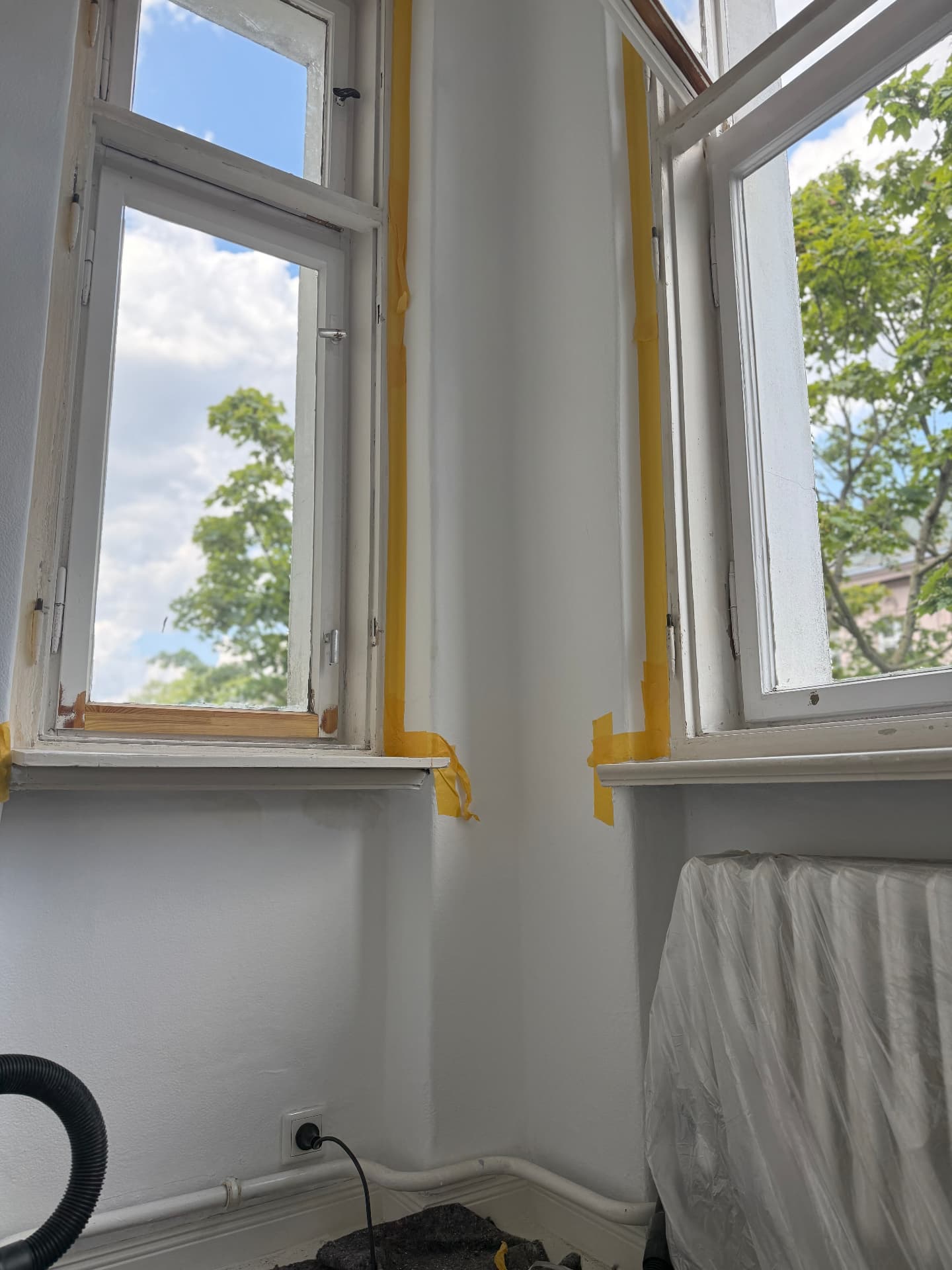 Vorbereitete Fenster während der Renovierungsarbeiten