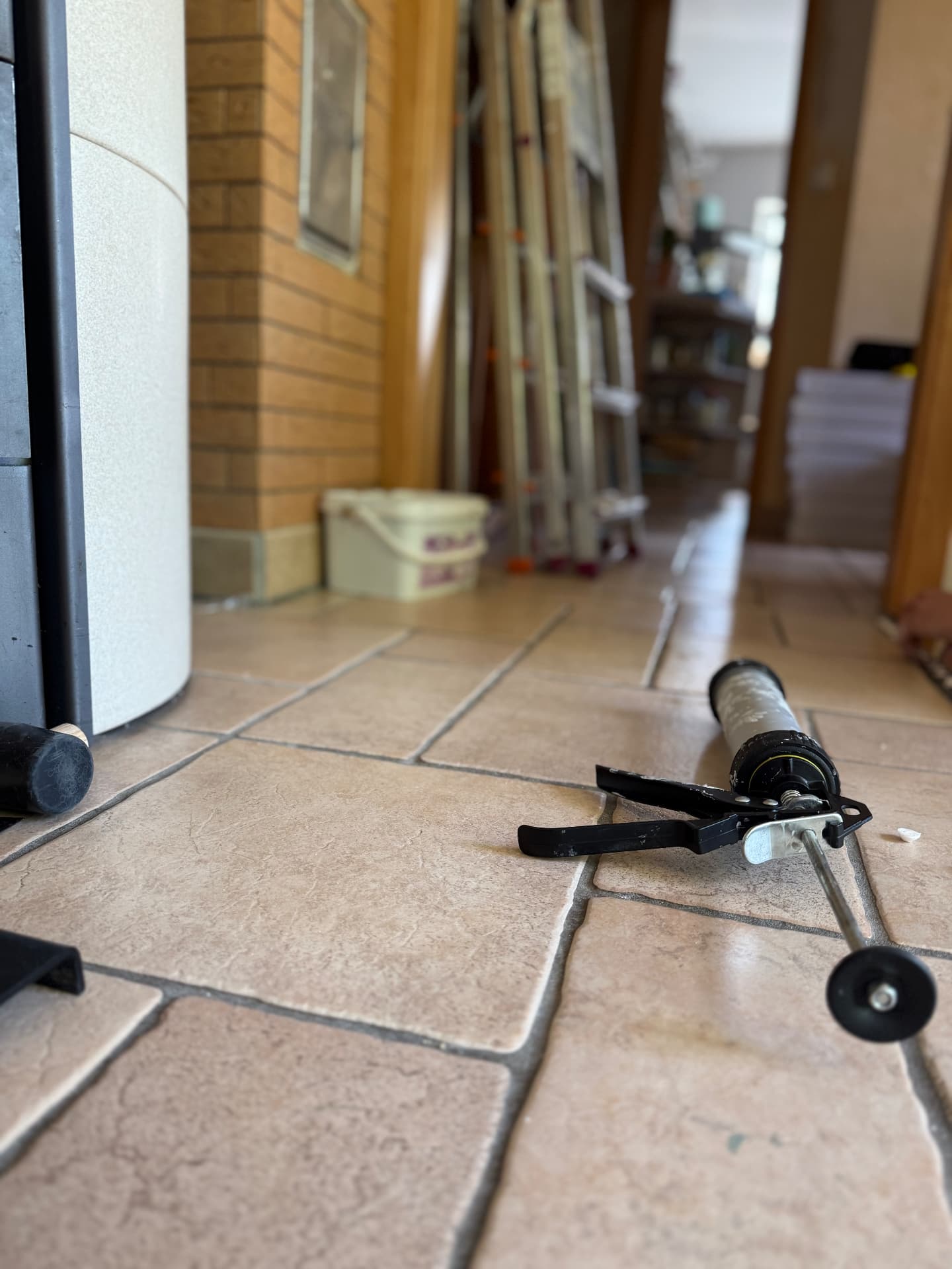 Detailaufnahme einer Silikonpistole bei Reparaturarbeiten