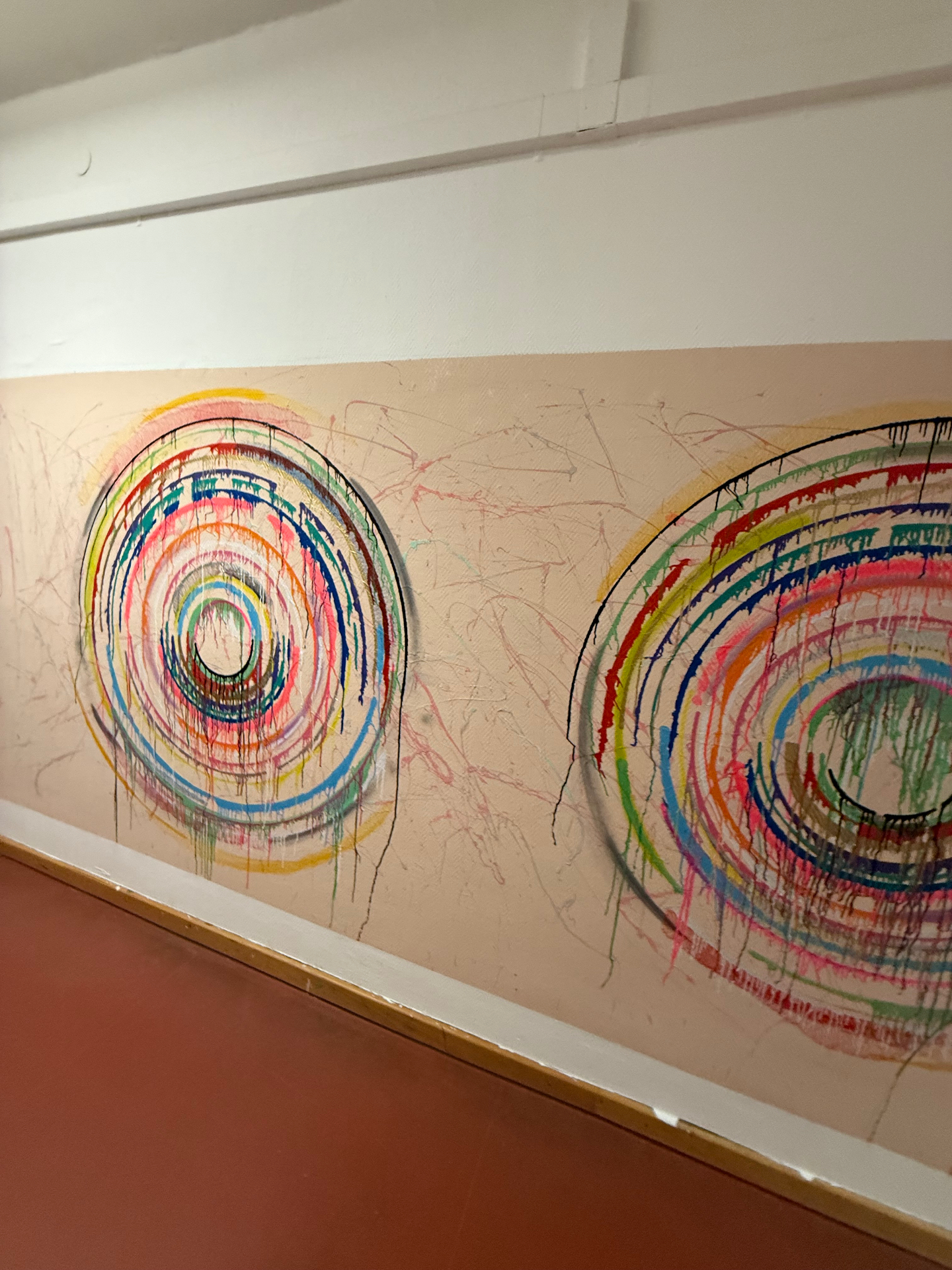 Erste gestaltete Wandfläche mit konzentrischen Farbkreisen als erstes Konzeptelement