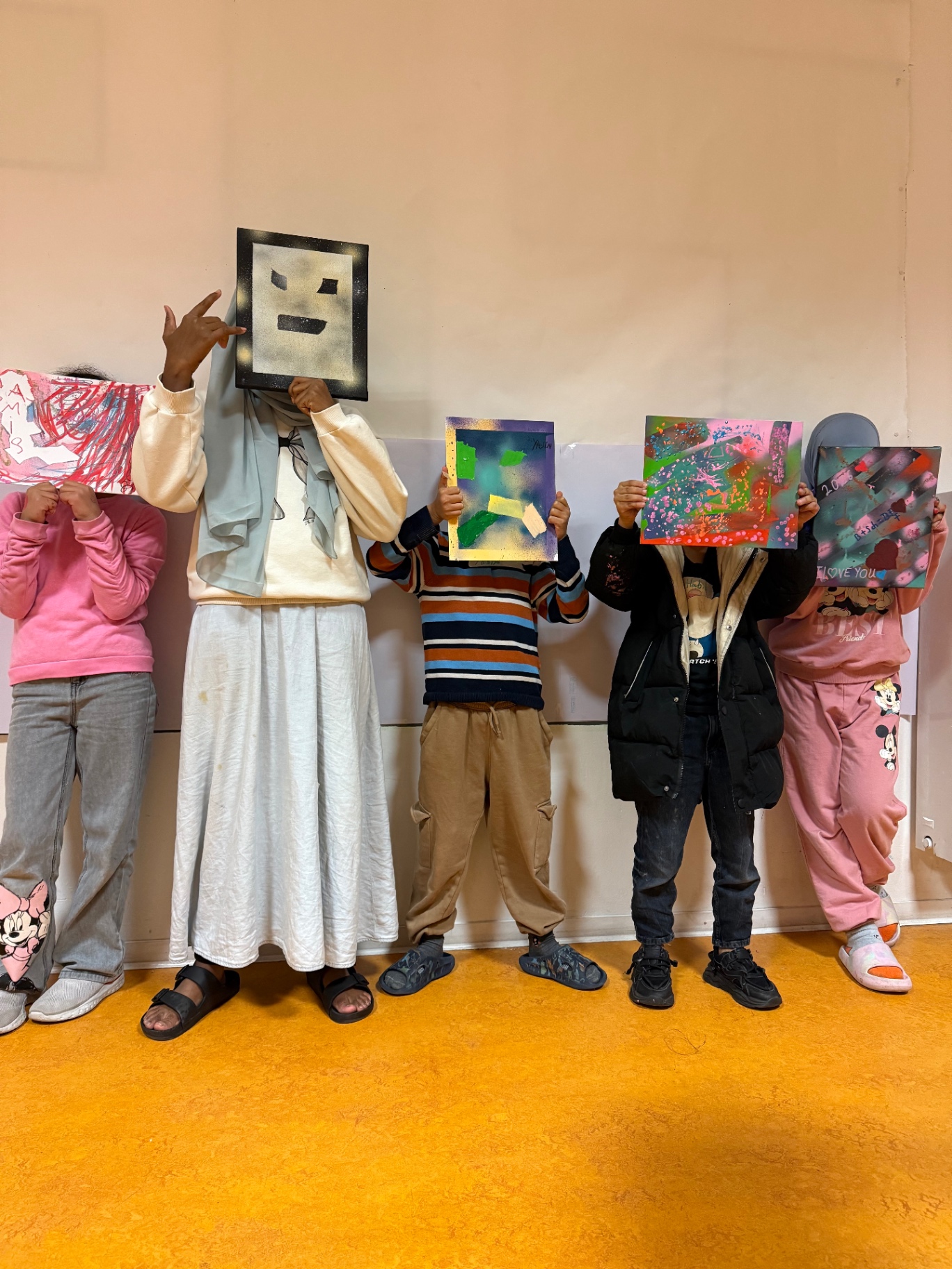 Kinder zeigen ihre fertigen Workshop-Arbeiten